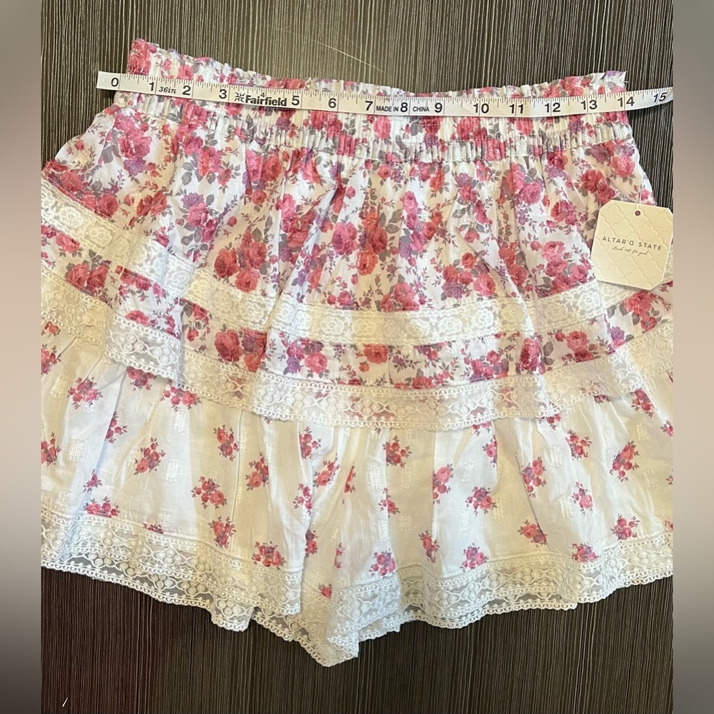Altar'd State NWT Ruffled Lace Floral Skort Size Large - Picture 11 of 12